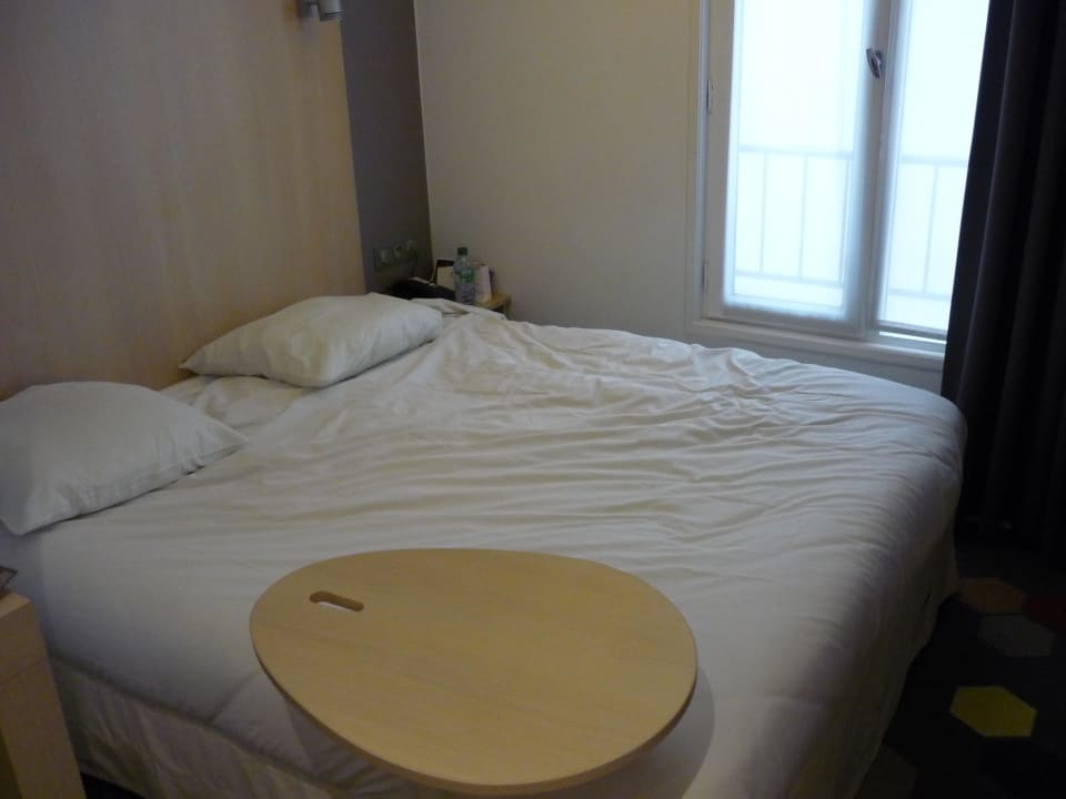Doppelbett & Fenster Hotel ibis Styles Paris Cadet Lafayette