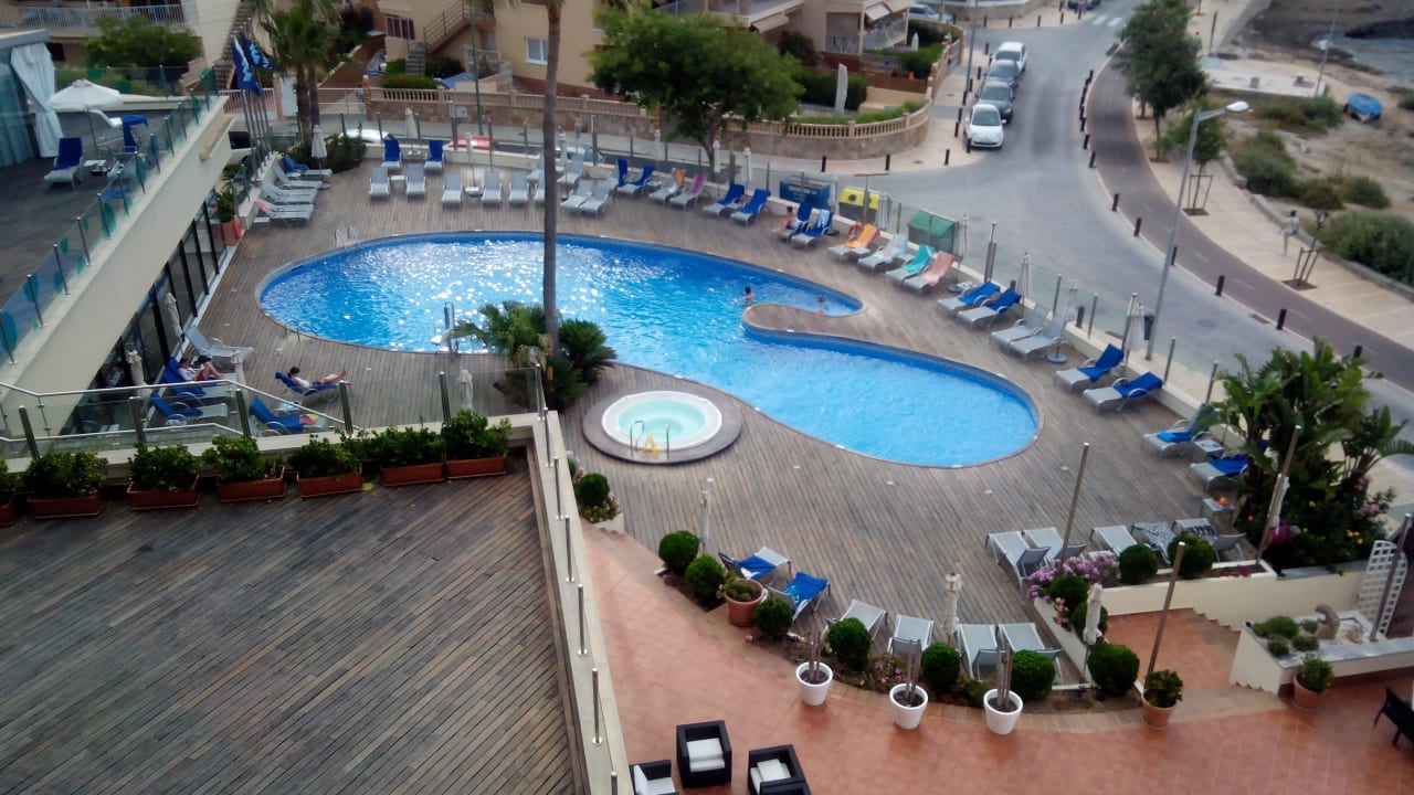 Pool  um 9.00h-fast alle Liegen reserviert :-( AluaSoul Palma