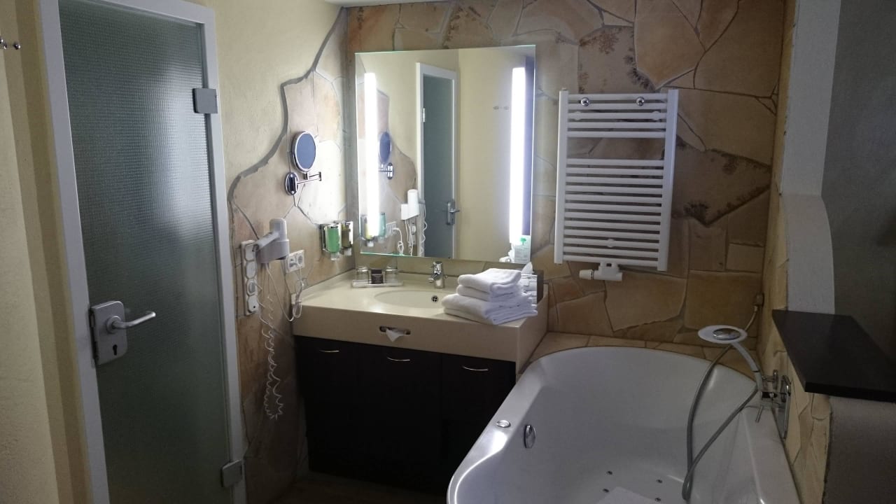 Bad mit Whirlpool in der Spa Suite LIFESTYLE Resort Zum Kurfürsten