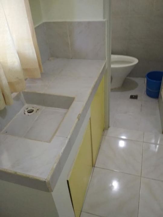 Woda w łazience na podłodze Guesthouse Bambooze Hauz