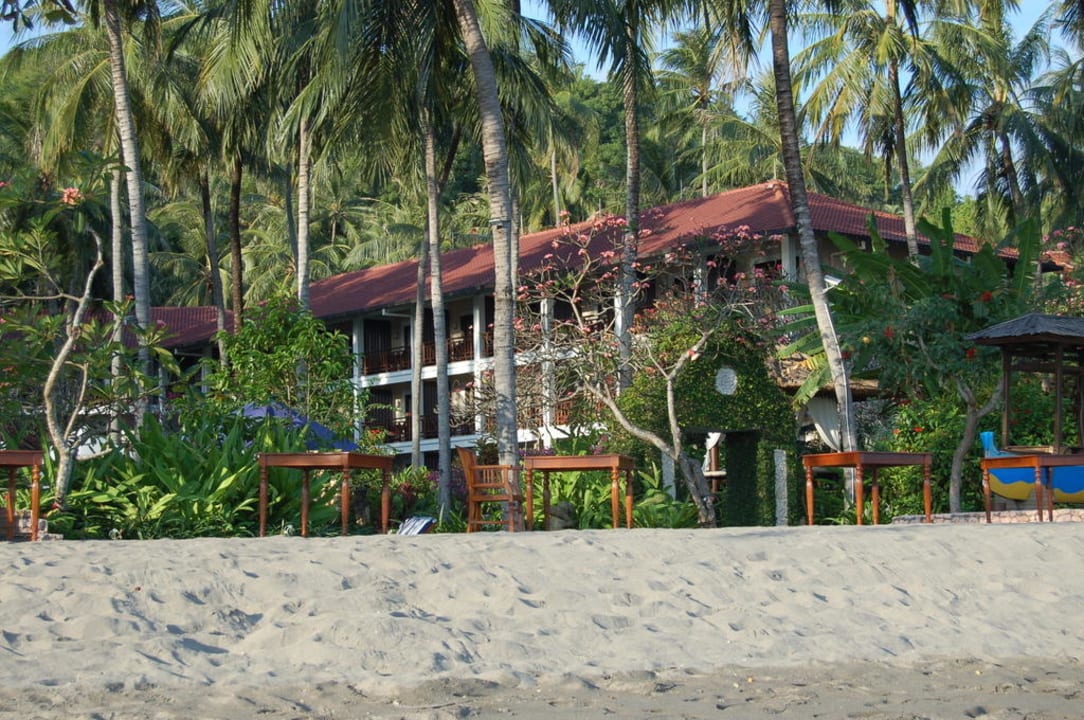 Blick vom Strand auf das Hotel Hotel Sheraton Senggigi Lombok Beach Resort