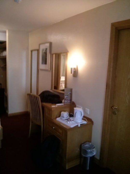 Vorraum mit Wasserkocher Maldron Hotel Newlands Cross