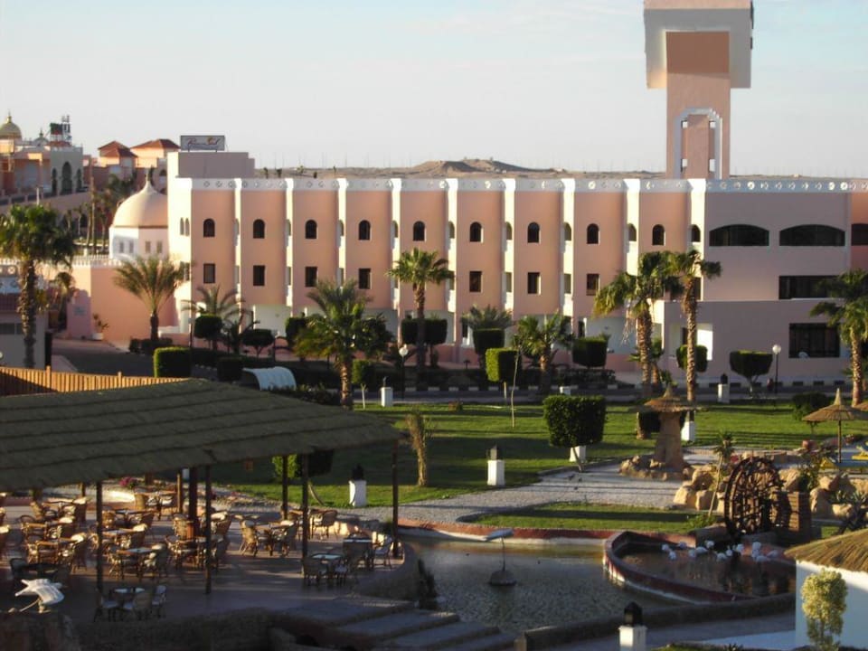 Das große Nebengebäude Beach Albatros Resort