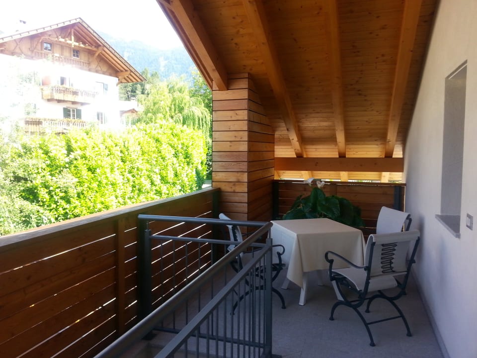 Eingangsbereich mit Sitzplatz in der Morgensonne Torgglerhof