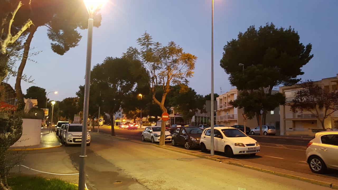 Vor dem Hotel (links) allsun Hotel Eden Alcudia