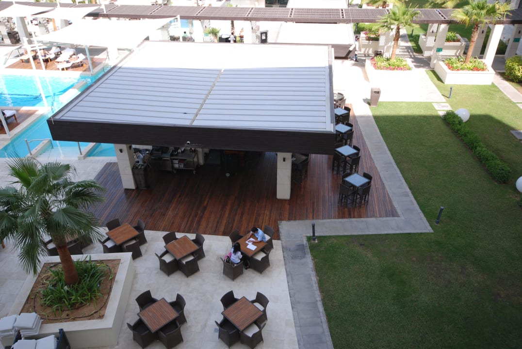 Poolbar vom Zimmer aus Crowne Plaza Hotel Yas Island