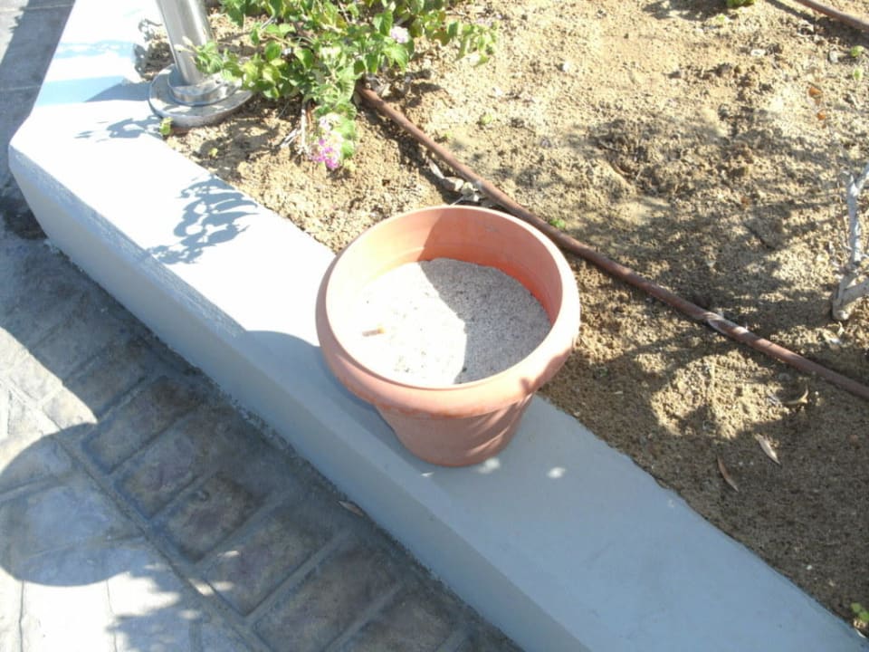 Diskrete Aschenbecher überall Atlantica Marmari Palace