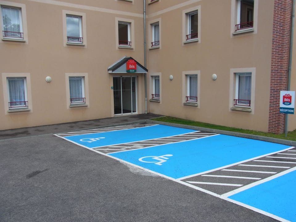 Rückseite mit Behindertenparkplätzen Hotel Ibis Honfleur
