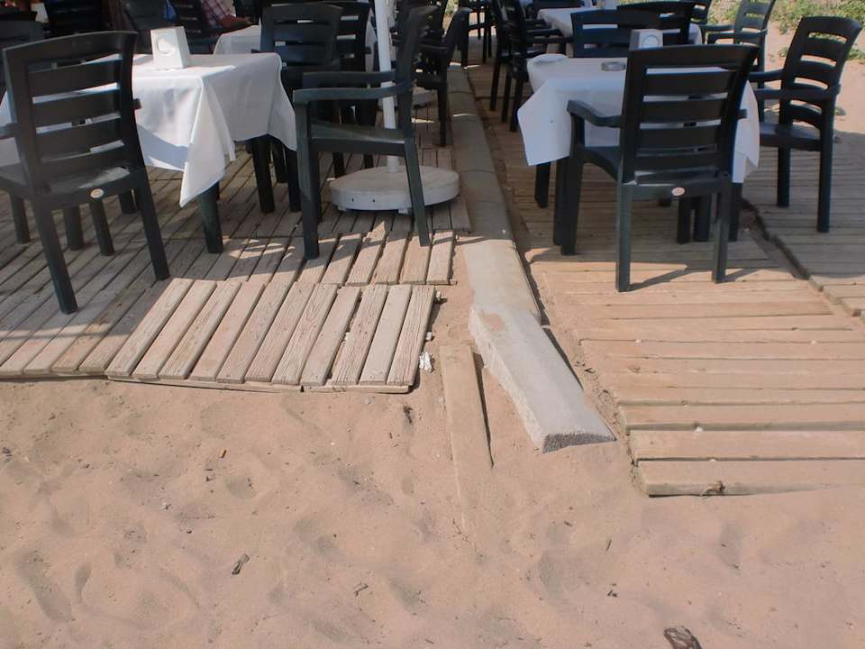 Auflösungserscheinung! Strandbar Side Royal Paradise Hotel