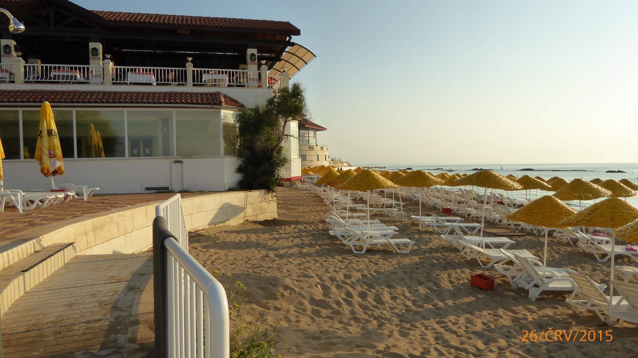 Část pláže pod hotelem Salamis Bay Conti Resort Hotel & Casino