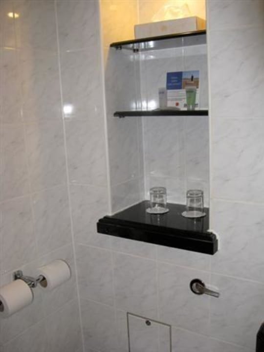 Ablagen im Bad über der Toilette Hotel Lancaster Gate Hyde Park