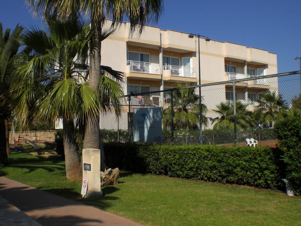 Garten und ein Nebengebäude Club Simó Hotel by Senator