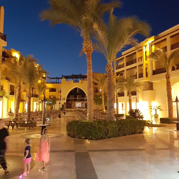 Hier findet das Abendprogramm statt Steigenberger Aqua Magic