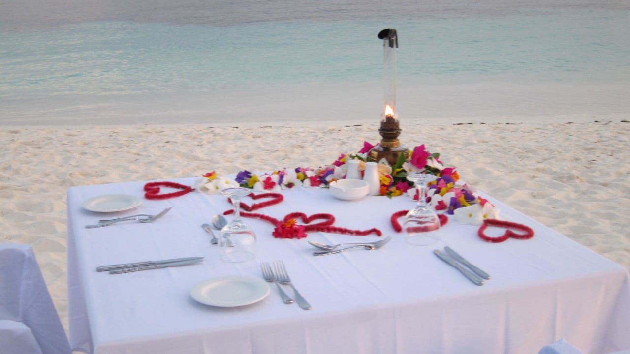 Hochzeitsessen am Strand Kuredu Island Resort & Spa