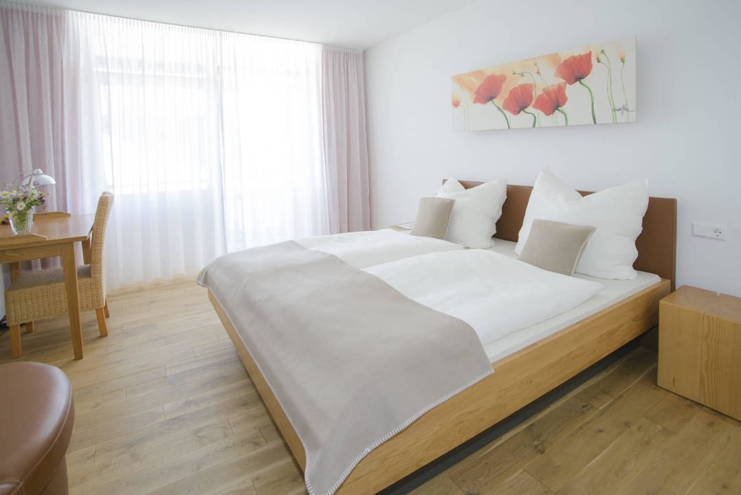 Zimmer Blumenwiese mit Eichendiele Bodensee Naturhotel Mohren