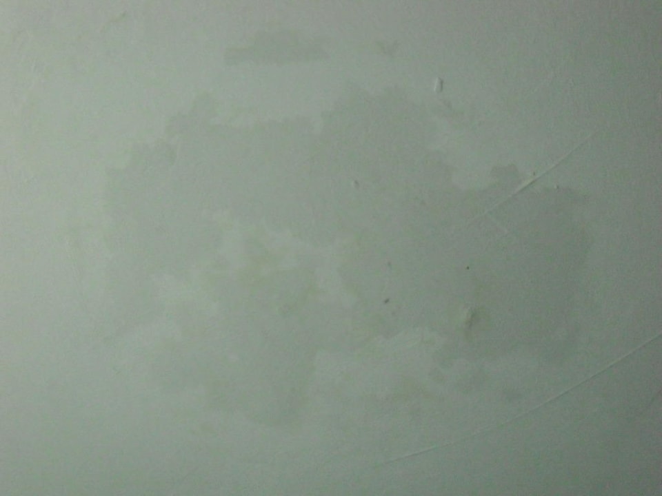 Feuchtigkeit kommt schon durch Rivijera Villen & Dependance Flora & Madera