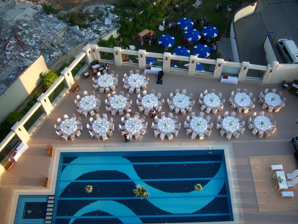 Blick auf den Pool Titanic Business Kartal