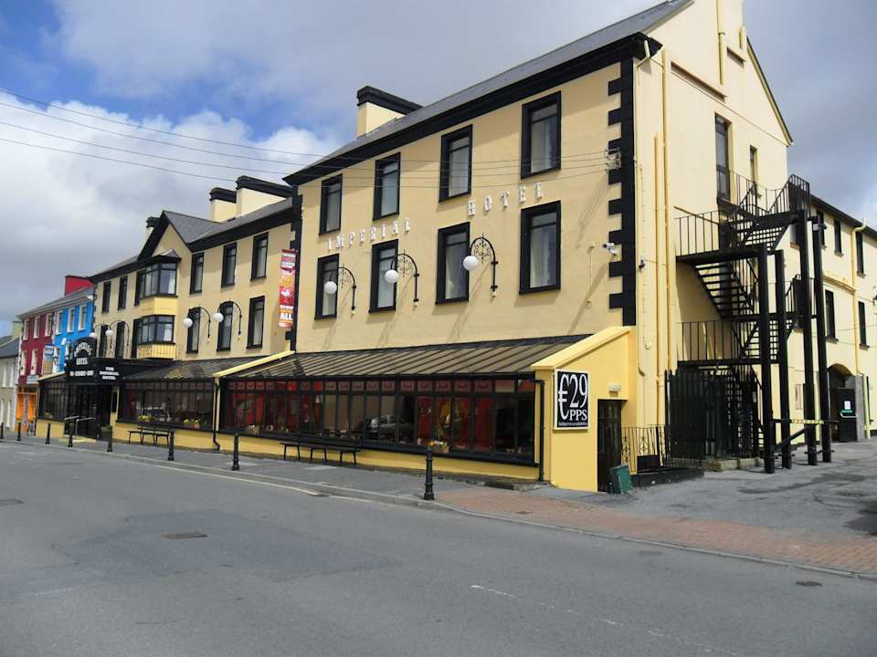 Übersichtsaufnahme Straßenseite Imperial Hotel