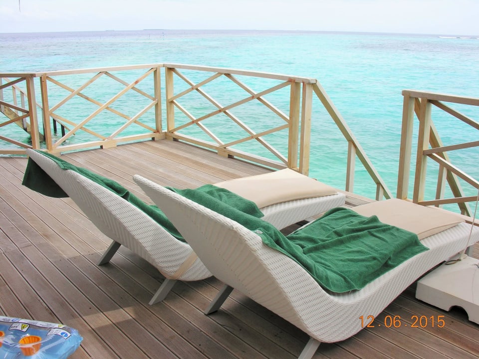 Terrasse mit Zugang zum Meer Angaga Island Resort