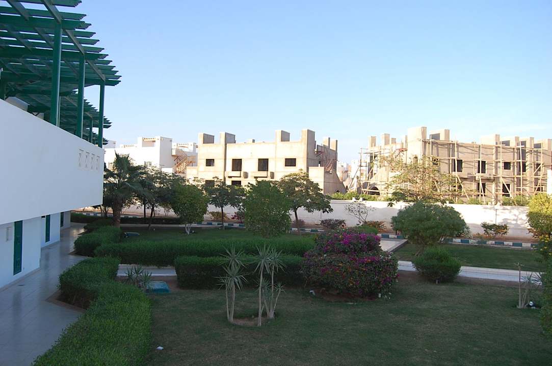 Widok na budowę Hotel Amarante Garden Palms Resort