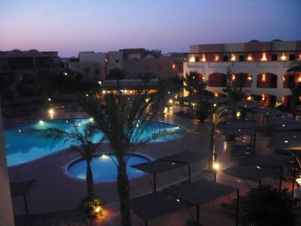 Widok z balkonu o zmroku Jaz Makadi Saraya Resort