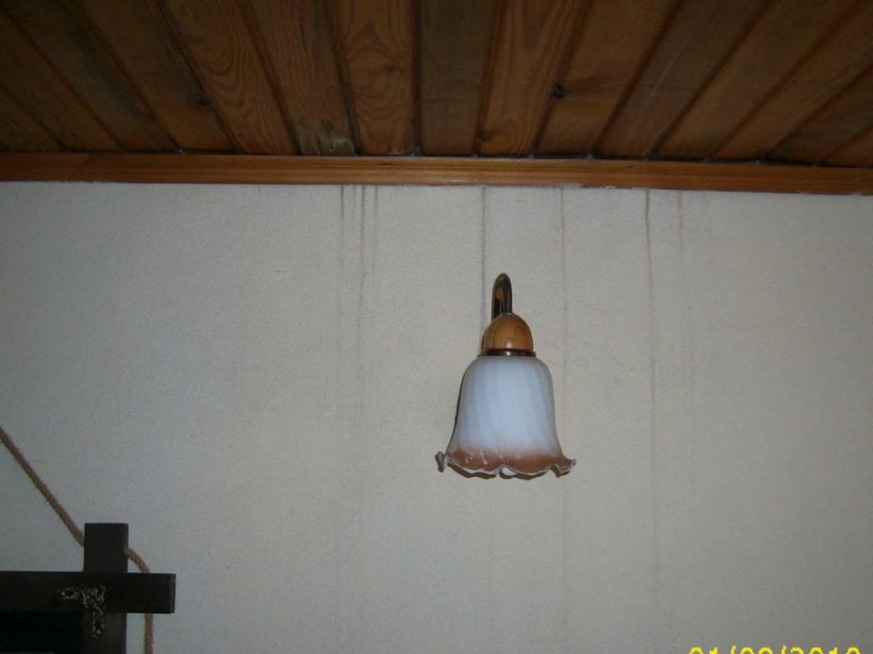 Aus der Decke kommt Dreck undefinierbar  Armas Gül Beach