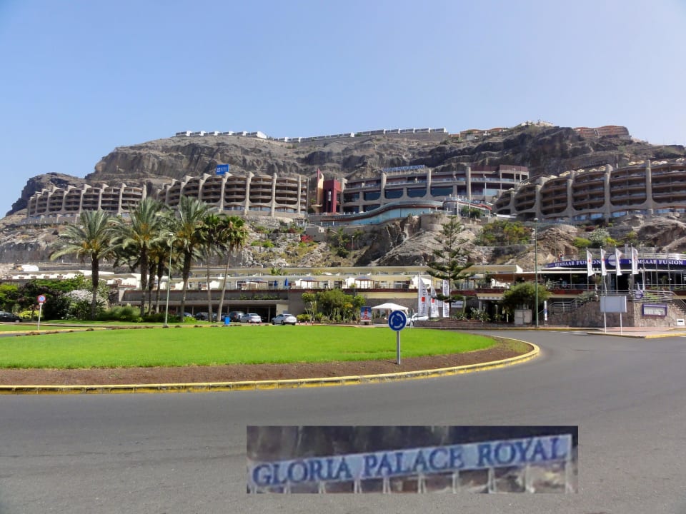 Fügt sich harmonisch in dieUmgebung ein Gloria Palace Royal Hotel & Spa