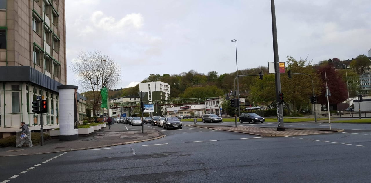 Blick vor dem Hotel B&B HOTEL Wuppertal-City