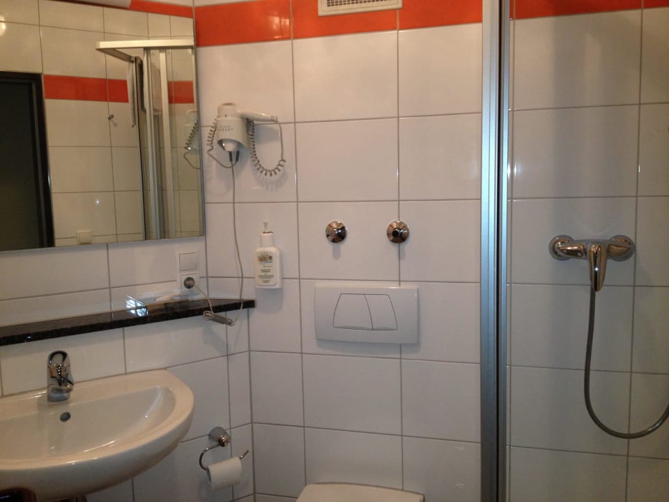 Badezimmer mit WC Hotel Villa am Rhein