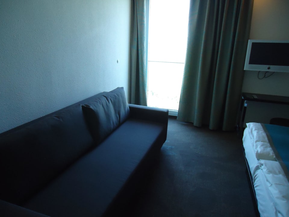 Couch auf dem Zimmer Motel One München-Garching