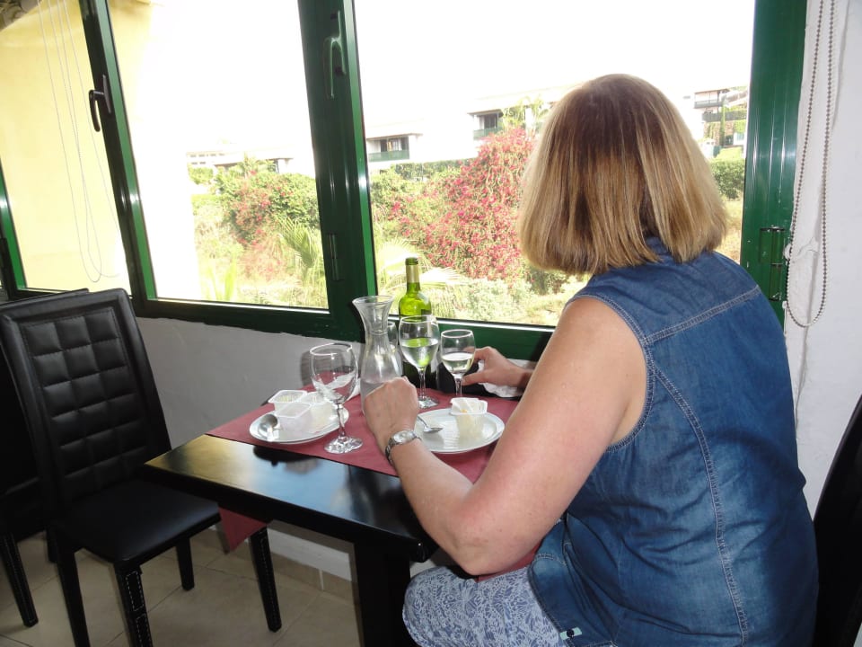 Begehrter Platz mit Blick auf blühenden Barranco Hotel Perla Tenerife