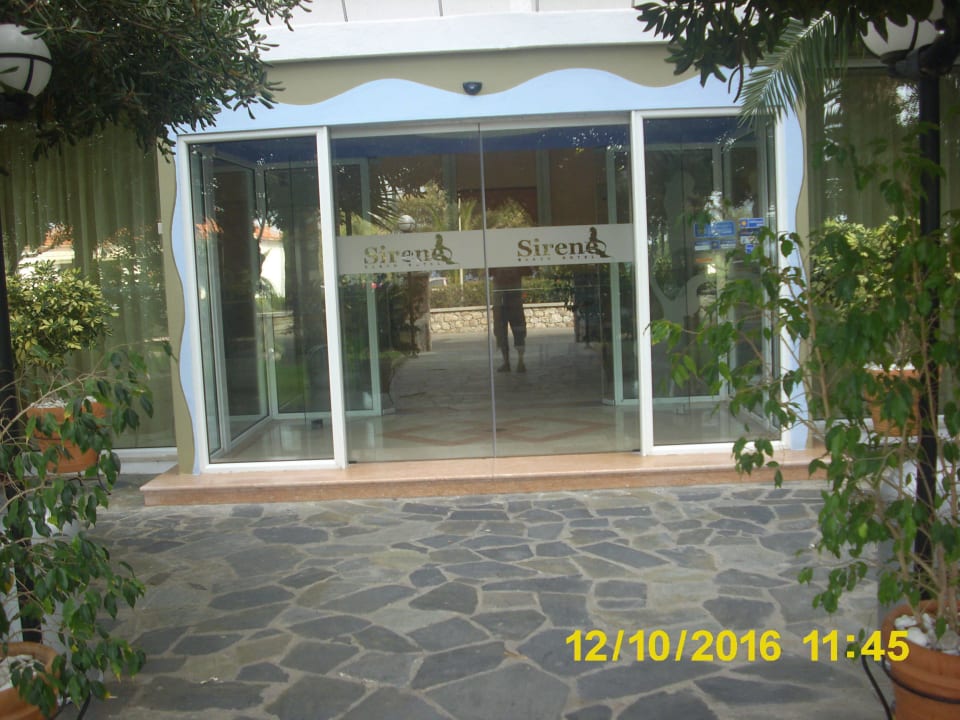Hoteleingang Straßenseitig Hotel Sirene Beach