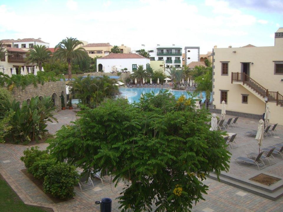 Vom Block G auf Pool mit Poolrestaurant Lopesan Villa del Conde Resort & Thalasso