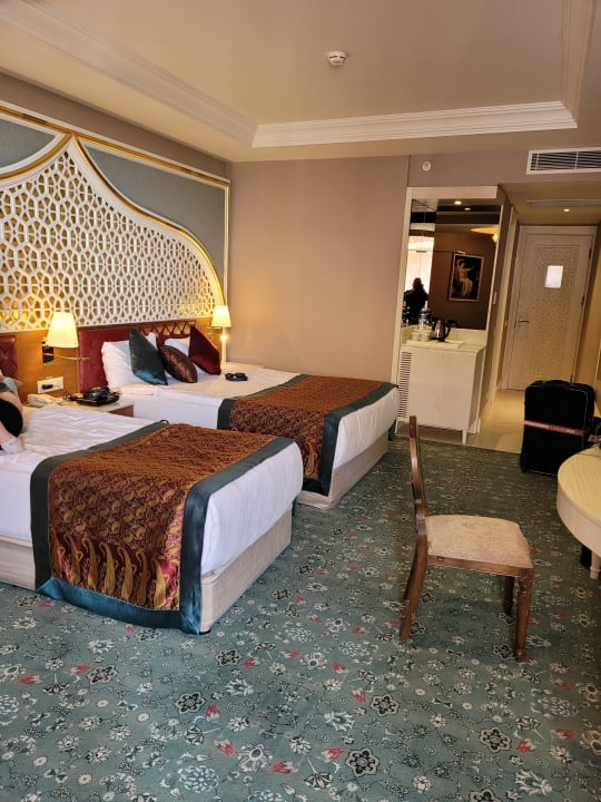 Zimmer Royal Taj Mahal Hotel