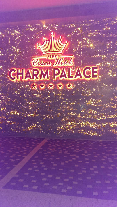 Vor dem Hotel Well Palace Side