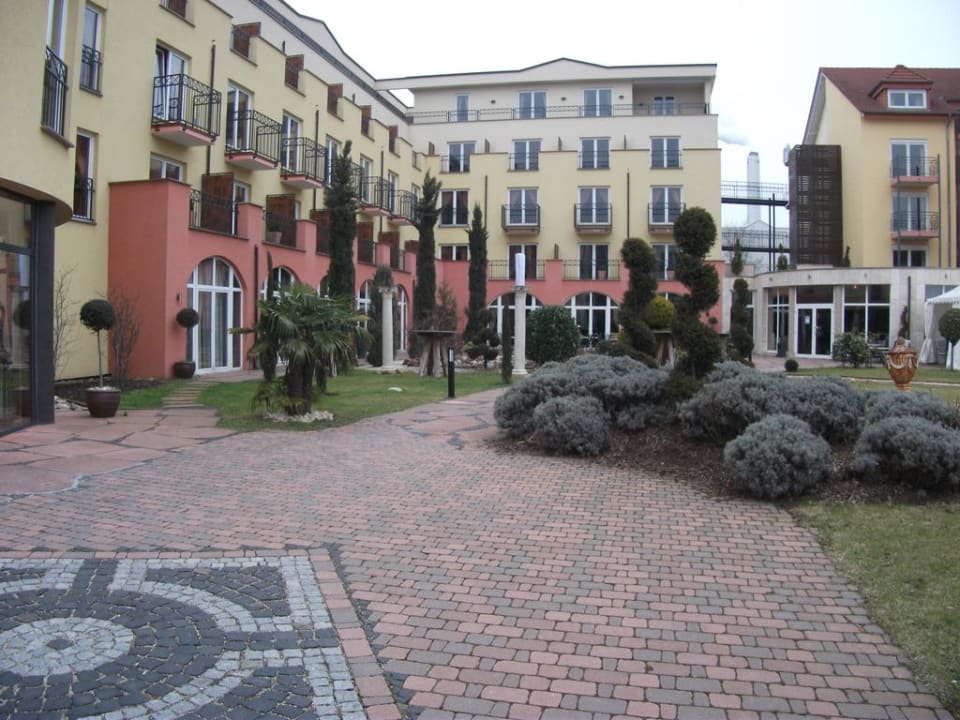 Blick auf die Gartenterrasse Hotel Villa Toskana