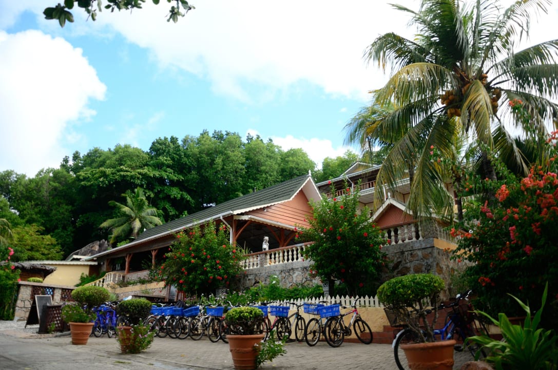 Das Hotel von außen mit den Fahrrädern Hotel L'Ocean