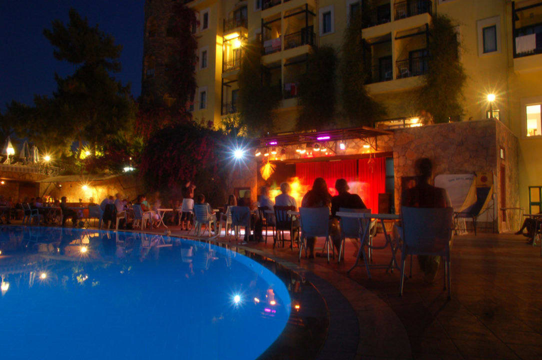 Der Pool bei Nacht Dosi Hotel
