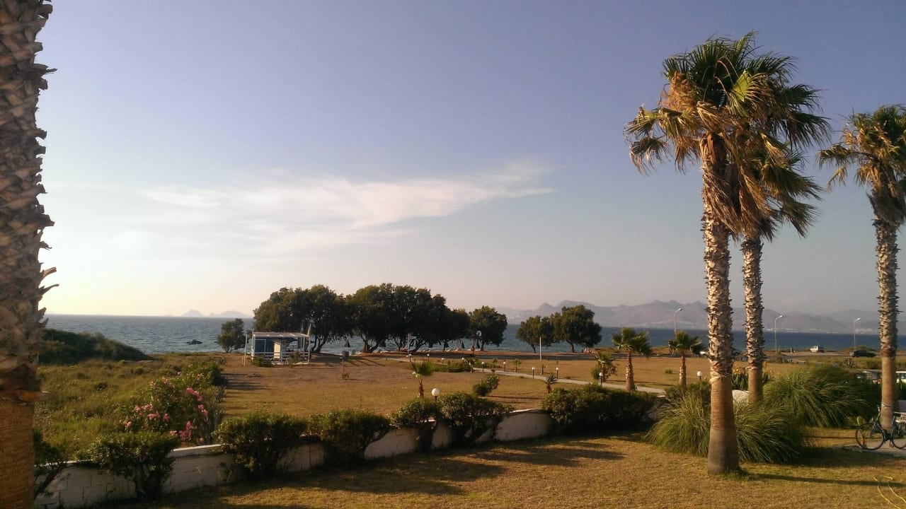 Vor dem Hotel Costa Angela Seaside Resort