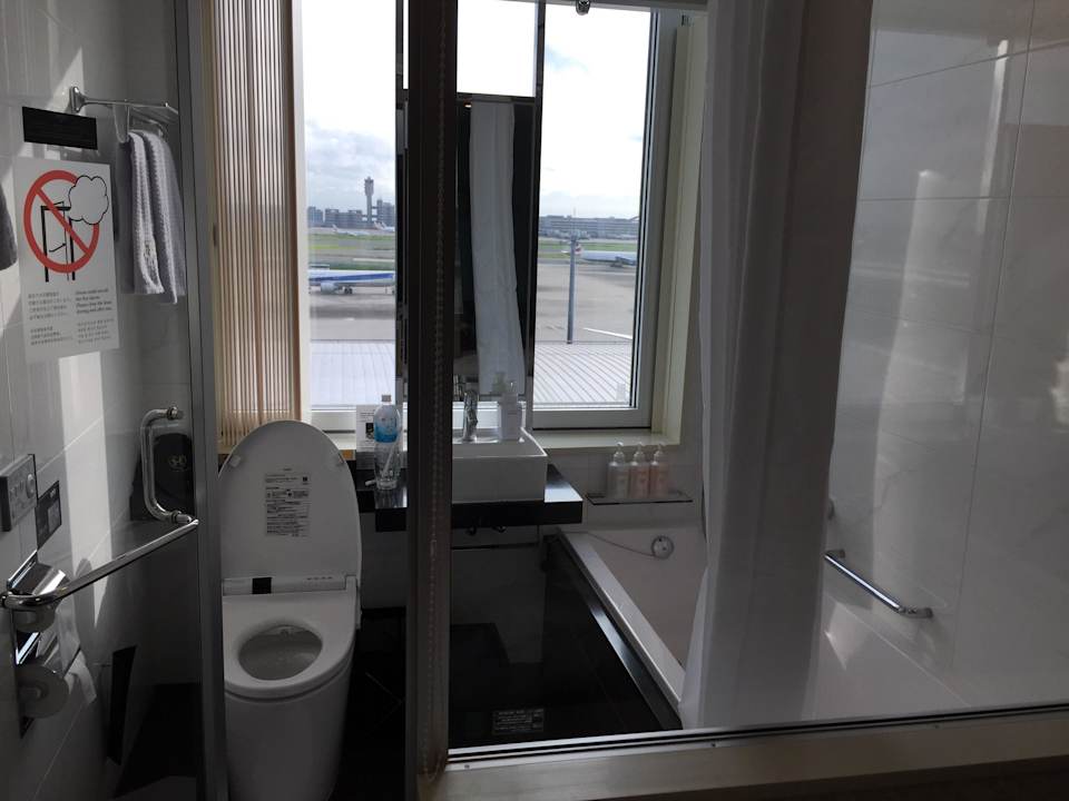 Blick durch's Bad auf das Flugvorfeld Royal Park Hotel The Haneda