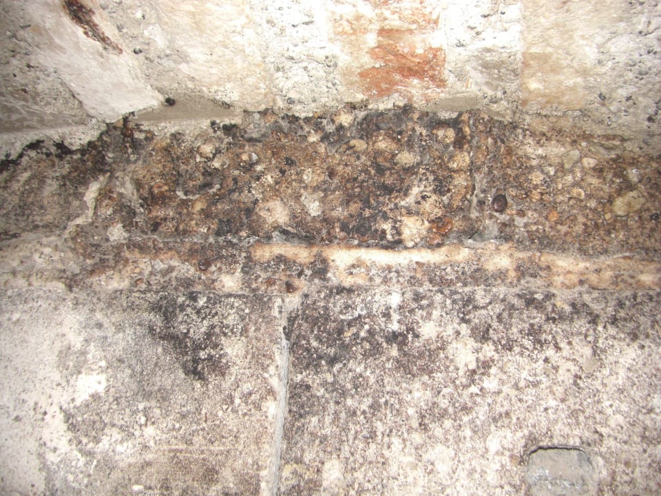 Schlafzimmer Schwarzer Schimmel und Chlorgestank  Villa Garuti Residence