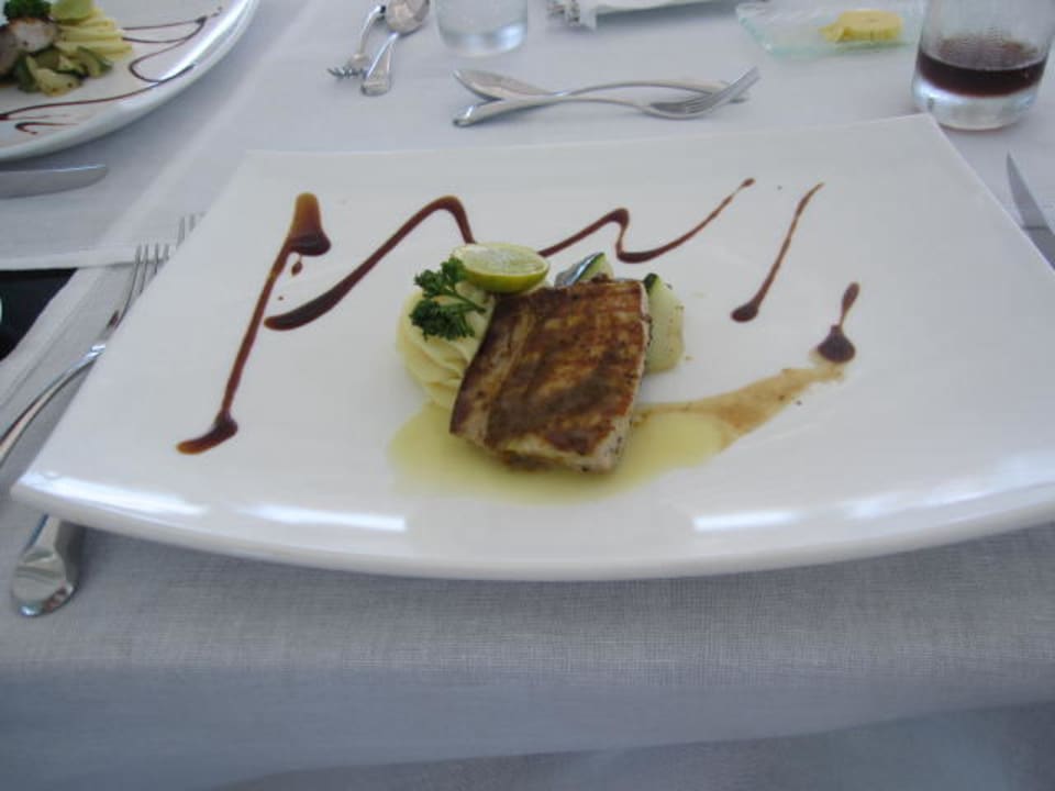 Hauptgang im Overwater-Restaurant Diamonds Thudufushi