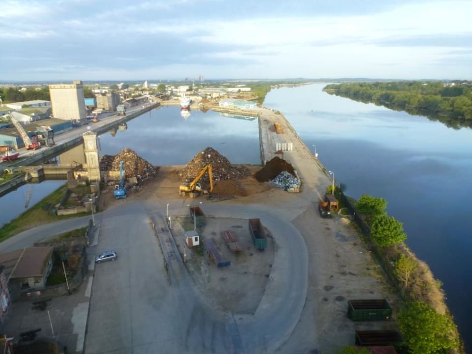 Blick vom 11. Stock auf Schrottplatz Clayton Hotel Limerick