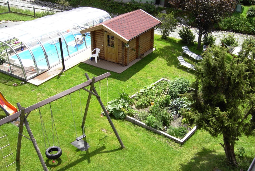 Blick vom Balkon auf den Pool und Garten Bauernhof Paußhof
