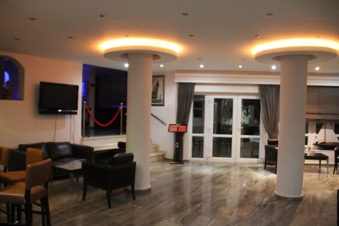 Lobby mit Durchgang zum Pool Hotel Little Inn