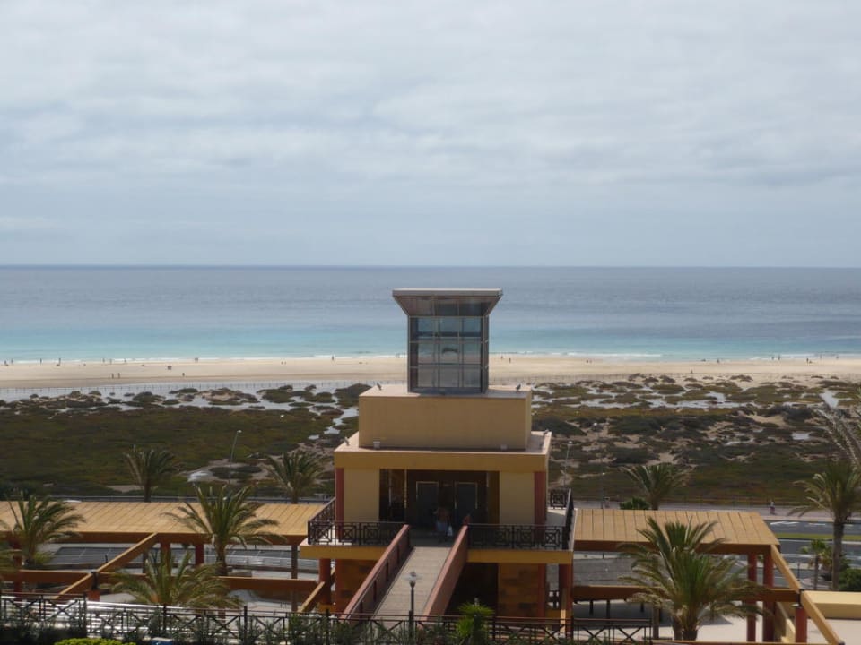 Blick auf den Strand und Aufzug zum Strand Occidental Jandía Playa
