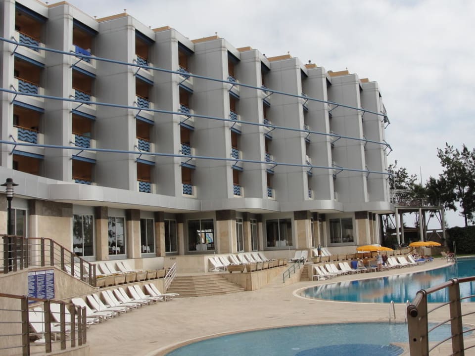 Hotel aan kant van groot zwembad Grand Kaptan