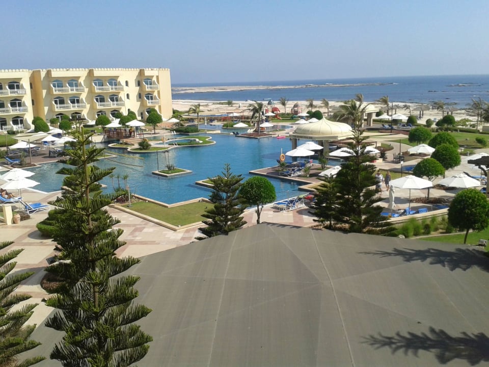 Pool und Strand vom Zimmer Wyndham Garden Salalah Mirbat