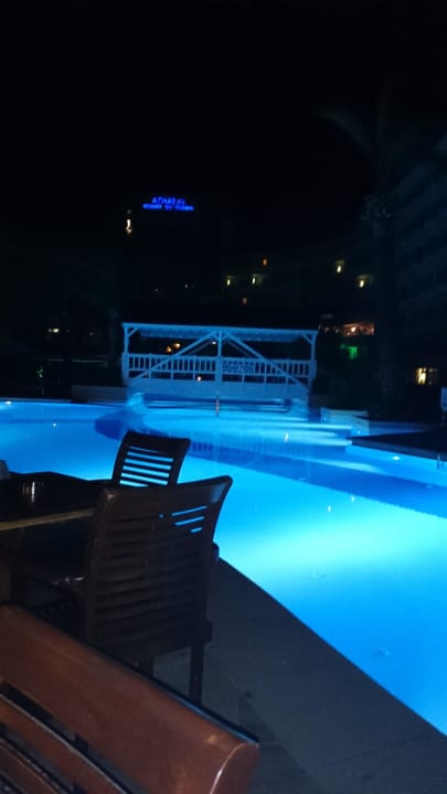 Relax-Pool bei Nacht  Crystal Admiral