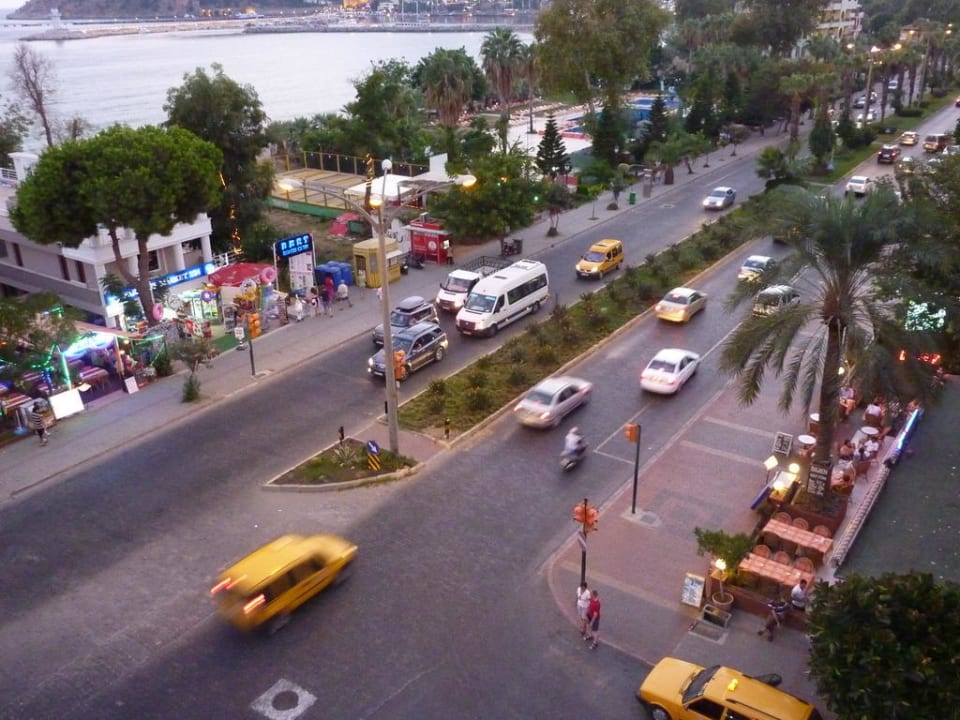 Die Hauptstrasse vor dem Hotel Büyük Hotel